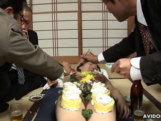 Japanerin Asuka Ayanami ist ein Teller mit unzensiertem Essen (Küken Japanisch Sexfilm)